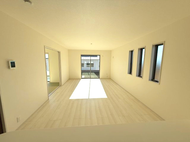 リーブルガーデンＳ第11　前橋市富士見町時沢　２号棟の居間・リビング|カウンターキッチンなのでお料理をしながら会話もできます。
夕食の支度をしながら、お子様の様子も見られて自然と会話も増えますよ♪
