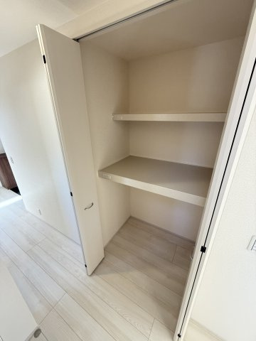 リーブルガーデンＳ第11　前橋市富士見町時沢　２号棟の収納|１階廊下収納付き！掃除道具やストック品の収納に便利です！