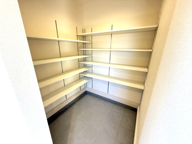 リーブルガーデンＳ第11　前橋市富士見町時沢　２号棟の玄関|大型シューズインクローク付き！可動棚付きで使い勝手が良いです。
ベビーカーや趣味の道具も楽々収納できます。