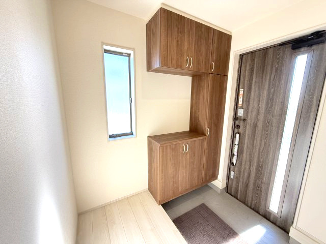 リーブルガーデンＳ第11　前橋市富士見町時沢　２号棟の玄関|シューズインクローク以外にも沢山の収納ついてます。