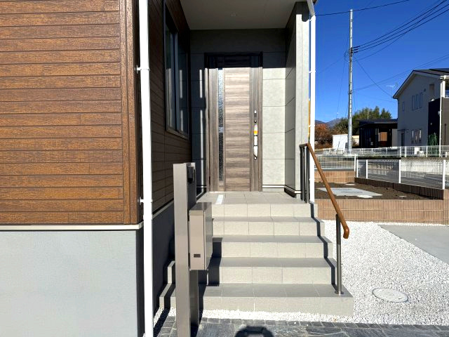 リーブルガーデンＳ第11　前橋市富士見町時沢　２号棟の玄関|TV付きインターホンがあればお子様のお留守番も安心ですね