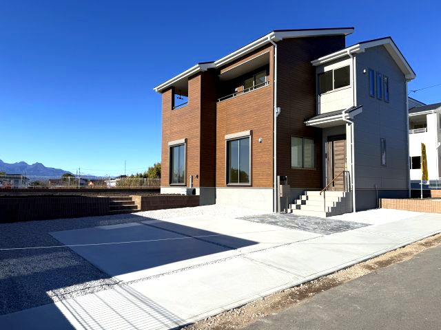 リーブルガーデンＳ第11　前橋市富士見町時沢　２号棟の駐車場|駐車場もキレイに整備されています。並列3台以上駐車可能です。