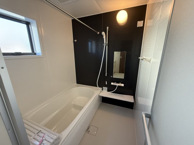 リーブルガーデンＳ第11　前橋市富士見町時沢　２号棟の浴室|１坪タイプのフルオートバスです！
足を延ばして入れる広さなので一日の疲れも癒されますよ♪
室内物干しや浴室乾燥機もあるのでお天気の悪い日にはランドリースペースとしてもご利用できます！