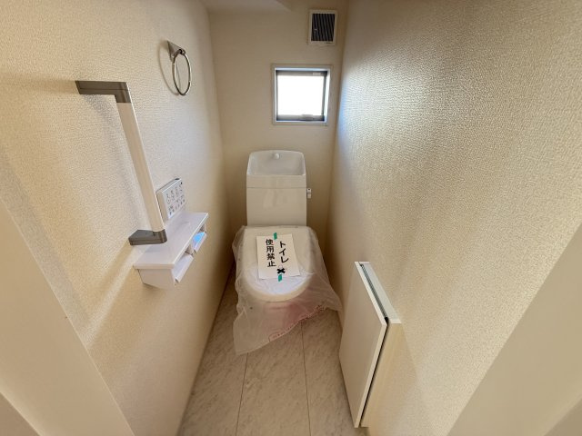 リーブルガーデンＳ第11　前橋市富士見町時沢　２号棟のトイレ|1階トイレです。清潔感のある白を基調としています。
温水洗浄・便座暖房機能の付いた快適なトイレです☆