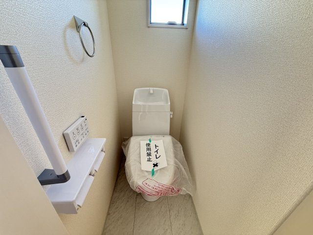 リーブルガーデンＳ第11　前橋市富士見町時沢　２号棟のトイレ|2階トイレです。清潔感のある白を基調としています。