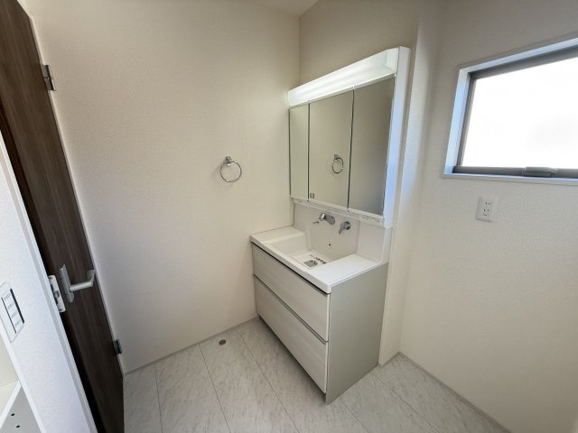 リーブルガーデンＳ第11　前橋市富士見町時沢　２号棟の独立洗面台|シャワー水栓付き洗面台で朝の身支度もバッチリです！
洗面台には収納スペースもあり洗面室もすっきり片付きますよ！