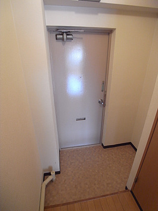 ヤマウラ77ビルの玄関