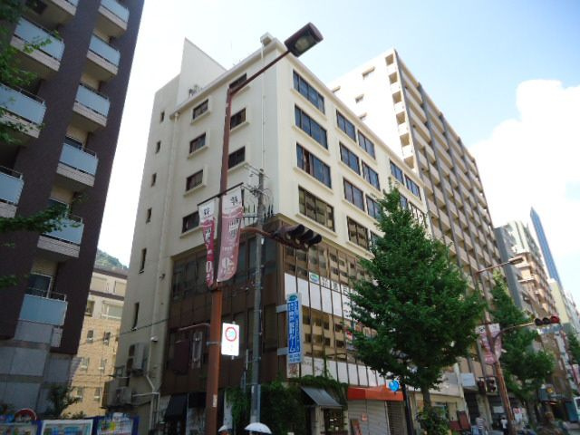 ヤマウラ77ビルの外観