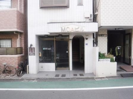 MOAビルのエントランス