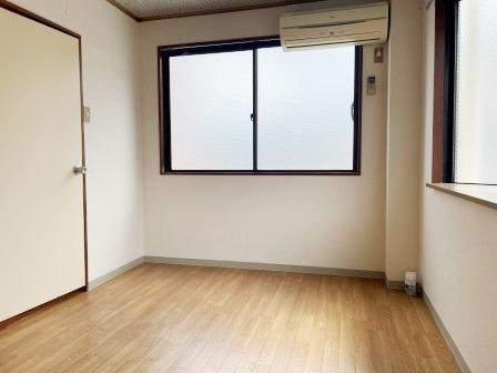 MOAビルの居間・リビング