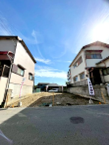 【外観】 | 豊中市柴原２丁目　建築条件無し売土地♪ | 【現地写真】
建築条件無し土地売り！
陽当たり良好♪
間口約8.5ｍなので、駐車3台可能！
前面道路広々4.6ｍ以上！