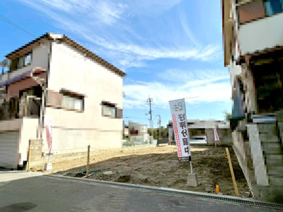 【前面道路含む現地写真】 | 豊中市柴原２丁目　建築条件無し売土地♪ | 【現地写真】
建築条件無し土地売り！
陽当たり良好♪
間口約8.5ｍなので、駐車3台可能！
前面道路広々4.6ｍ以上！