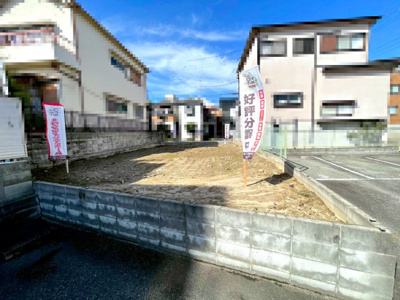 【前面道路含む現地写真】 | 豊中市柴原２丁目　建築条件無し売土地♪ | 【現地写真】
建築条件無し土地売り！
陽当たり良好♪
間口約8.5ｍなので、駐車3台可能！
前面道路広々4.6ｍ以上！
