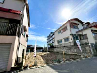 【外観】 | 豊中市柴原２丁目　建築条件無し売土地♪ | 【現地写真】
建築条件無し土地売り！
陽当たり良好♪
間口約8.5ｍなので、駐車3台可能！
前面道路広々4.6ｍ以上！