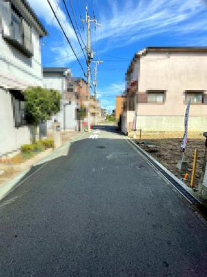 【前面道路含む現地写真】 | 豊中市柴原２丁目　建築条件無し売土地♪ | 【現地写真】
建築条件無し土地売り！
陽当たり良好♪
間口約8.5ｍなので、駐車3台可能！
前面道路広々4.6ｍ以上！
