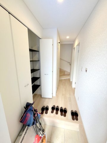 昭島市郷地町2丁目　新築戸建の玄関