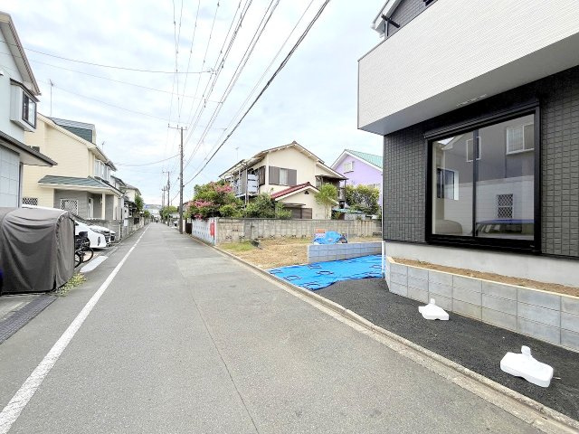 昭島市郷地町2丁目　新築戸建の前面道路含む現地写真