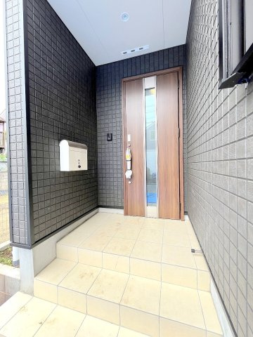昭島市郷地町2丁目　新築戸建の玄関