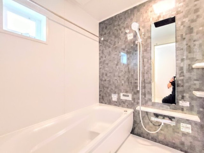 【浴室】 | ◆◇鎌倉市大船　A号棟◇◆ | 【モデルルーム※実際の色と異なる場合がございます】
◆お子様と一緒にバスタイムを楽しめる広々空間。浴室乾燥機付で心地よいバスタイムを実現します。