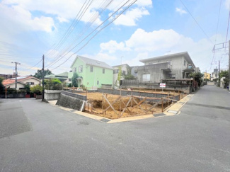 【前面道路含む現地写真】 | ◆南東・北東の二方道路に面した明るい角地で開放感ある暮らしが実現します。