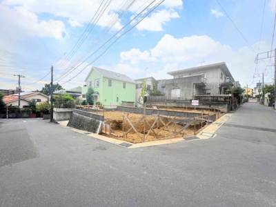 【前面道路含む現地写真】 | ◆◇鎌倉市大船　A号棟◇◆ | ◆南東・北東の二方道路に面した明るい角地で開放感ある暮らしが実現します。