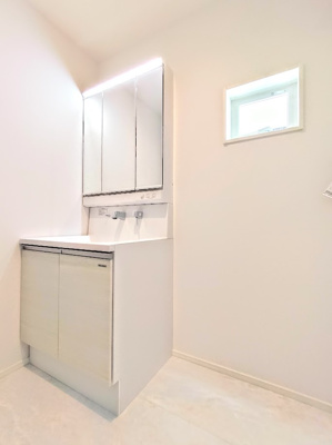 【独立洗面台】 | ◆◇鎌谷町新築戸建て◇◆ | 【モデルルーム※実際の色と異なる場合がございます】
◆毎日使う場所だから、機能的で使いやすさに配慮したパウダールーム。すっきりと使えるように収納も豊富にご用意しています。