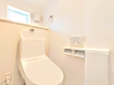 【トイレ】 | ◆◇鎌谷町新築戸建て◇◆ | 【モデルルーム※実際の色と異なる場合がございます】
◆清潔感のある白を基調とした落ち着ける空間。小窓をもうけていますので、こもりやすい空気の入れ替えも簡単に行えますね！