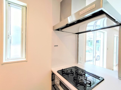 【キッチン】 | ◆◇鎌谷町新築戸建て◇◆ | 【モデルルーム※実際の色と異なる場合がございます】
◆キッチンからダイニングやリビングが見渡せるキッチン。料理をしながら家族とコミュニケーションをとれるだけでなく、大きな開放感も得られることができます