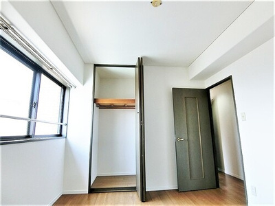 【収納】 | ライオンズマンション岡山医大東 | 納戸（約5.9畳）のクロゼット　※2025年4月撮影