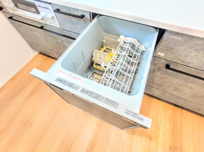 【キッチン】 | ◆◇瀬谷区阿久和東新築住宅◇◆ | 【モデルルーム※実際の色と異なる場合がございます】
◆食後の食器洗いは食洗機にお任せ！ご家族と団らんの時間を。家事の時短に効果大の食洗器付き。高温洗浄、節水効果もございます。