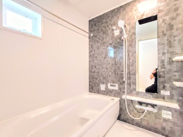 【浴室】 | ◆◇瀬谷区阿久和東新築住宅◇◆ | 【モデルルーム※実際の色と異なる場合がございます】
◆お子様と一緒にバスタイムを楽しめる広々空間。浴室乾燥機付で心地よいバスタイムを実現します。
