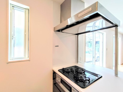 【その他】 | ◆◇瀬谷区阿久和東新築住宅◇◆ | 【モデルルーム※実際の色と異なる場合がございます】
◆キッチンからダイニングやリビングが見渡せるキッチン。料理をしながら家族とコミュニケーションをとれるだけでなく、大きな開放感も得られることができます