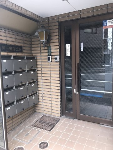 第一金井ビルのエントランス
