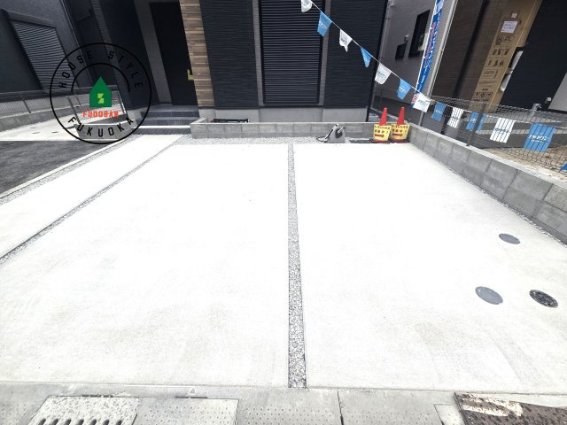 東区奈多2丁目第5-5棟（3号棟）の駐車場|広々した駐車場になります。3台並列駐車となります。