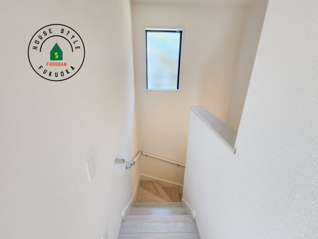 東区奈多2丁目第5-5棟（4号棟）の内観：施工例|階段からも明るい光が入ります。採光や通風も階段の重要な役割です。