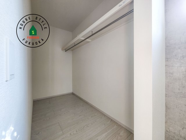 東区奈多2丁目第5-5棟（4号棟）の内観：施工例|洋服や大きな荷物が多い方や人数の多いご家族などは、一般的なクローゼットよりもウォークインクローゼットのほうが使い勝手が良いです。