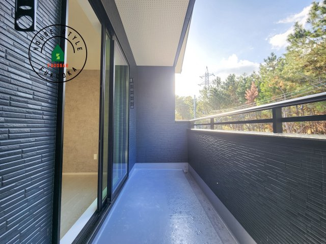 東区奈多2丁目第5-5棟（4号棟）の外観：施工例|風をしっかりと感じられるバルコニーでは、毎日が洗濯日和です。広々としているので洗濯も楽しくなるでしょうし、気分転換にバルコニーからの眺めを楽しむのもいいでしょう。