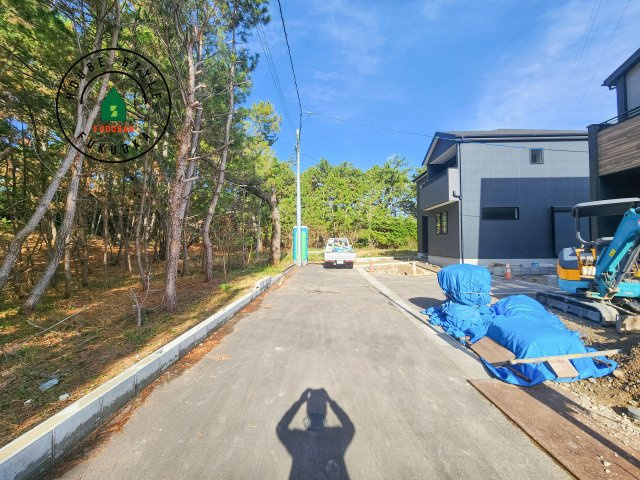 東区奈多2丁目第5-5棟（4号棟）の前面道路含む現地写真|前面道路は閑静な住宅地をはしる車通りの少ない道路。お車の出し入れが苦手なママや小さなお子様にも安心ですね。しっかり舗装もされているので、ベビーカーや自転車で通っても快適に通行できます。