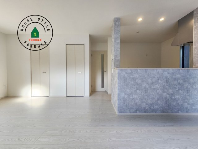 東区奈多2丁目第5-5棟（4号棟）の内観：施工例|ご家族を近くに感じられる対面キッチンのLDK。会話もはずみそうですね。