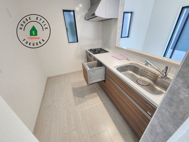 東区奈多2丁目第5-5棟（4号棟）の内観：施工例|ダイニングテーブルへの配膳がラクラク、お料理はかどるカウンター付きシステムキッチン！