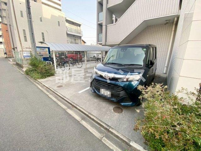 アイボリーの駐車場