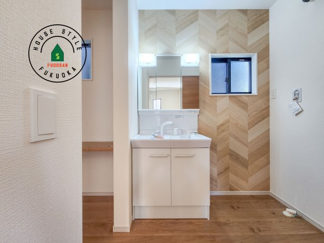 東区奈多2丁目第5-5棟（5号棟）の内観：施工例|毎日使うものだから清潔な空間を保ちたい水回り。洗面にはそんな願いを解消させてくれる収納アイデアが満載です。三面鏡の裏側にはキャビネットが現れ小物から背の高い物まで収納できます。