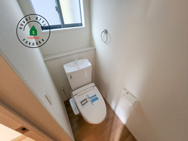 東区奈多2丁目第5-5棟（5号棟）の内観：施工例|温水洗浄便座を完備しております。2ヶ所にトイレがあるのは朝の慌ただしい時間も安心です。