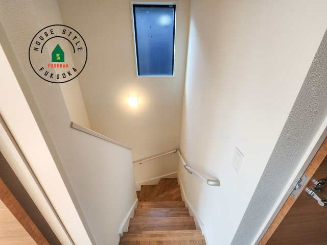 東区奈多2丁目第5-5棟（5号棟）の内観：施工例|階段からも明るい光が入ります。採光や通風も階段の重要な役割です。