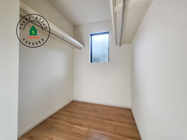 東区奈多2丁目第5-5棟（5号棟）の内観：施工例|洋服や大きな荷物が多い方や人数の多いご家族などは、一般的なクローゼットよりもウォークインクローゼットのほうが使い勝手が良いです。