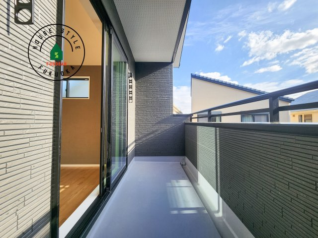 東区奈多2丁目第5-5棟（5号棟）の外観：施工例|風をしっかりと感じられるバルコニーでは、毎日が洗濯日和です。広々としているので洗濯も楽しくなるでしょうし、気分転換にバルコニーからの眺めを楽しむのもいいでしょう。