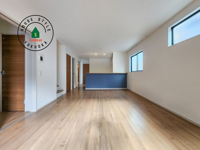 東区奈多2丁目第5-5棟（5号棟）の内観：施工例|ご家族を近くに感じられる対面キッチンのLDK。会話もはずみそうですね。