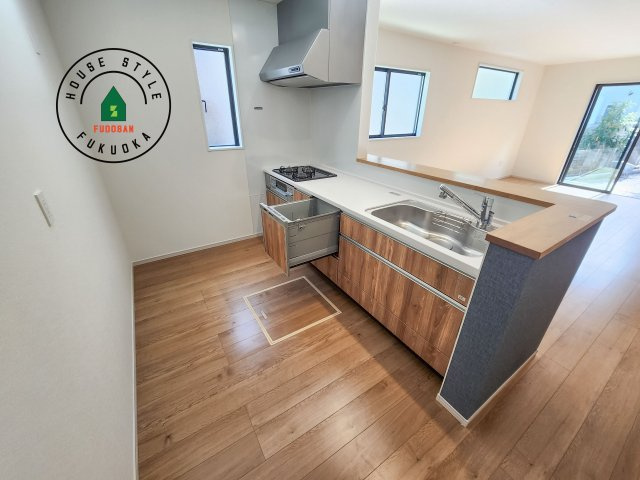 東区奈多2丁目第5-5棟（5号棟）の内観：施工例|ダイニングテーブルへの配膳がラクラク、お料理はかどるカウンター付きシステムキッチン！