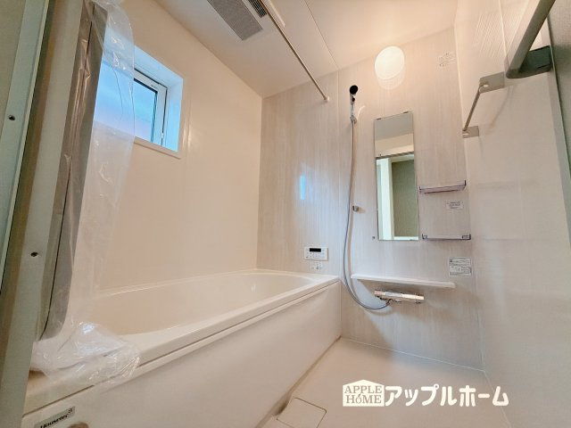行田市桜町1丁目　平屋新築戸建　の浴室|窓付きのバスルームは、採光もあり明るく気持ちの良い空間です。窓があることで、換気環境も良好。掃除もスムーズに出来ます
