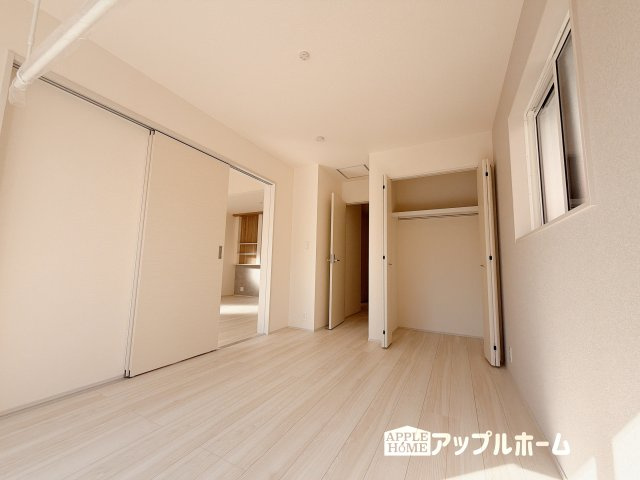 行田市桜町1丁目　平屋新築戸建　の洋室|クローゼット付きの洋室は、収納スペースが豊富で部屋全体がすっきりと片付きやすいのが特徴です。衣類や荷物を整理しやすく、生活感を抑えた洗練された空間を保てます。